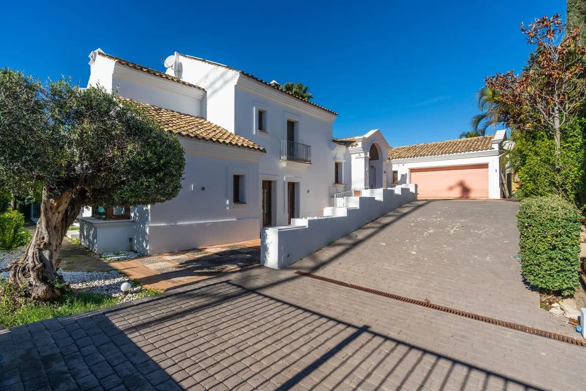 4 Bedroom Detached Villa for Sale in El Paraiso, Málaga - Image 5