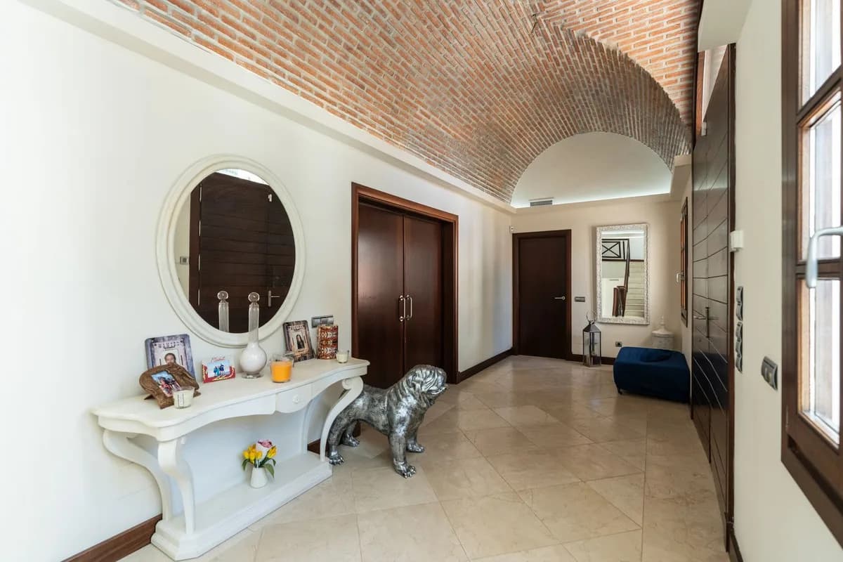 4 Bedroom Detached Villa for Sale in El Paraiso, Málaga - Image 8
