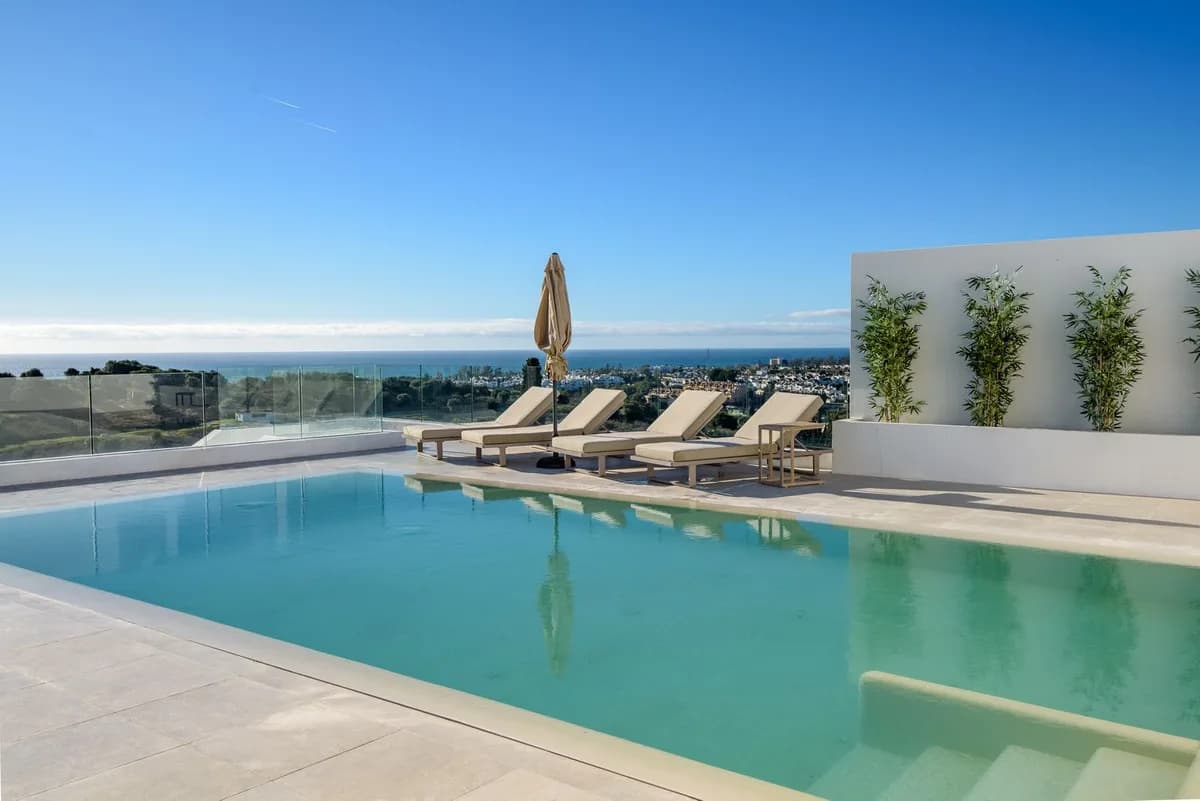5 Bedroom Detached Villa for Sale in El Paraiso, Málaga