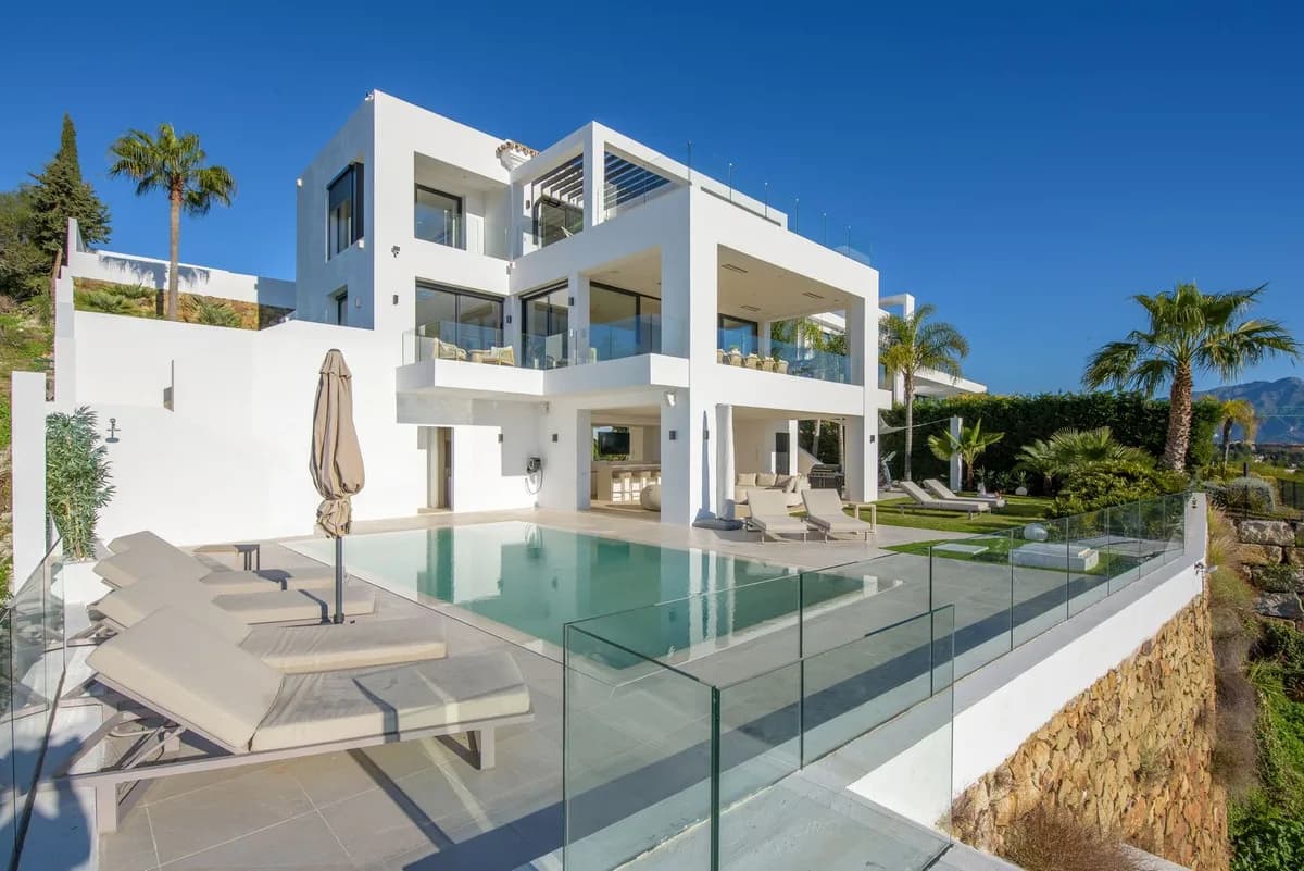 5 Bedroom Detached Villa for Sale in El Paraiso, Málaga - Image 2