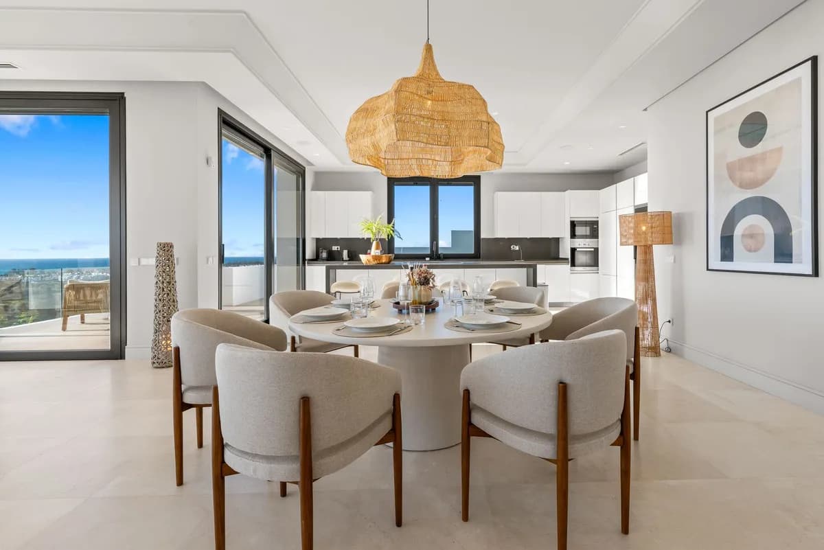5 Bedroom Detached Villa for Sale in El Paraiso, Málaga - Image 7