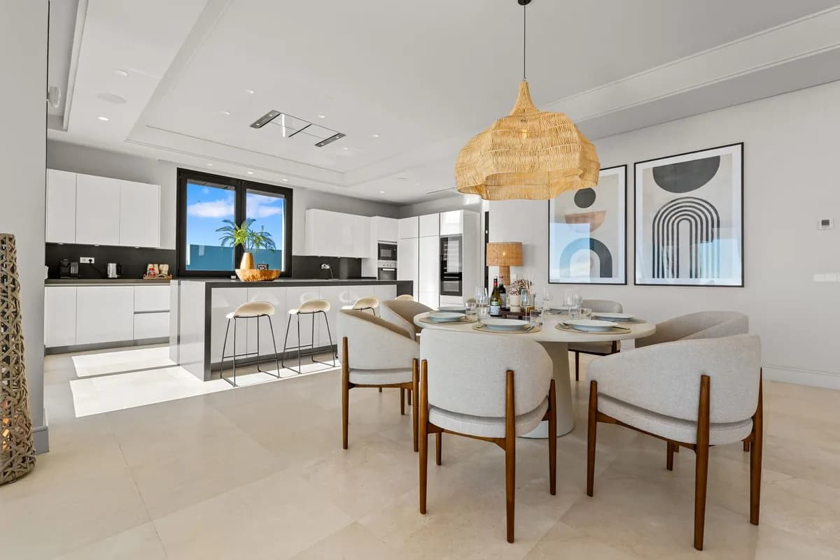 5 Bedroom Detached Villa for Sale in El Paraiso, Málaga - Image 9
