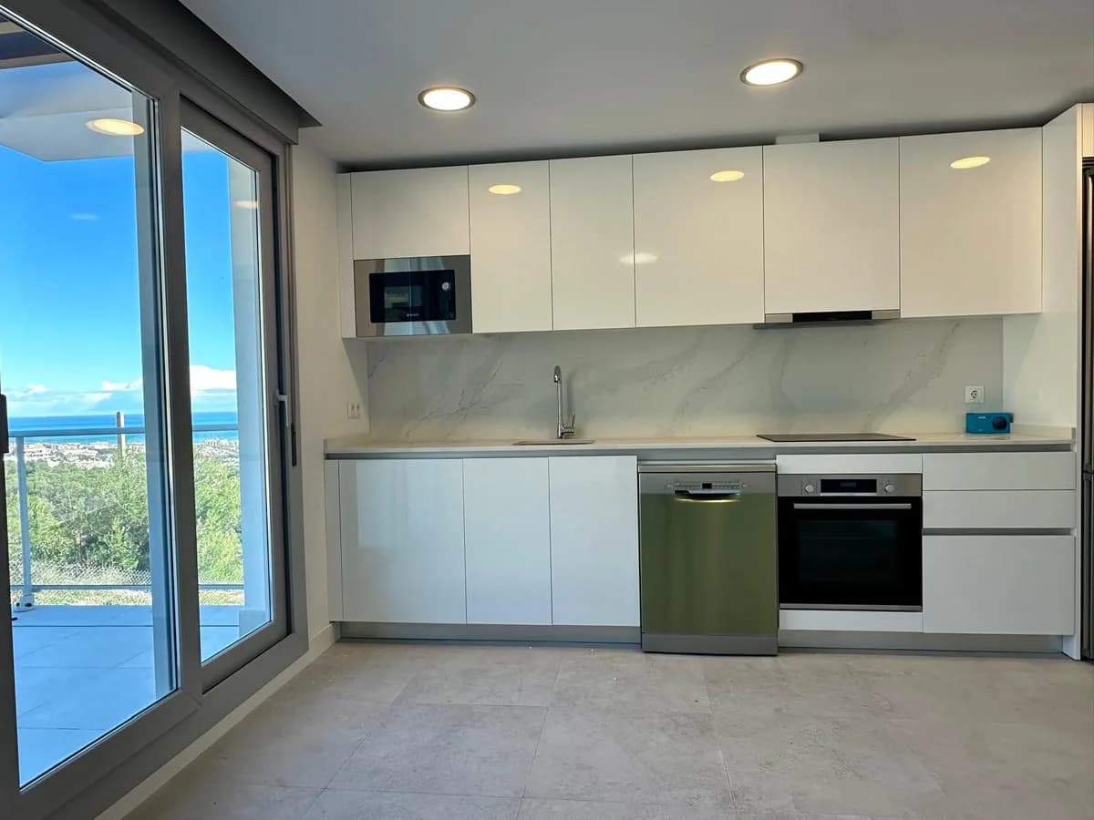 3 Bedroom Top Floor Apartment for Sale in Benalmadena, Málaga - Image 2
