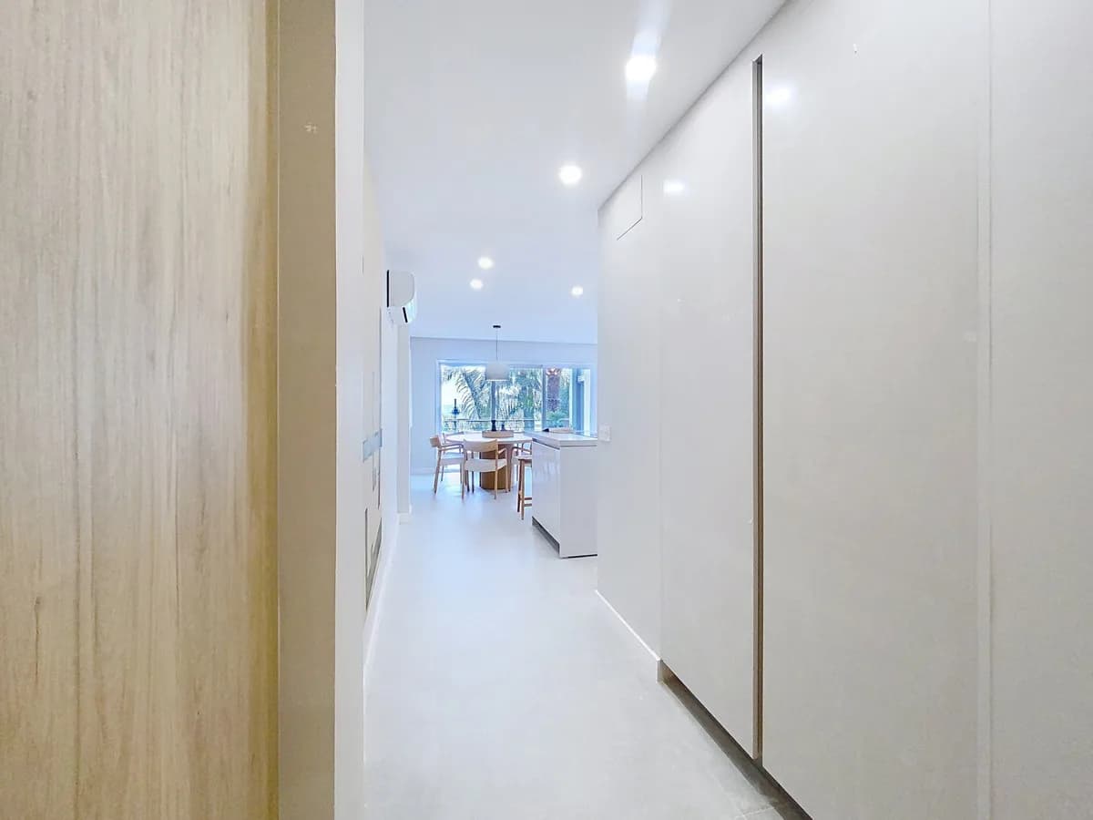 2 Bedroom Middle Floor Apartment for Sale in Estepona, Málaga - Image 4