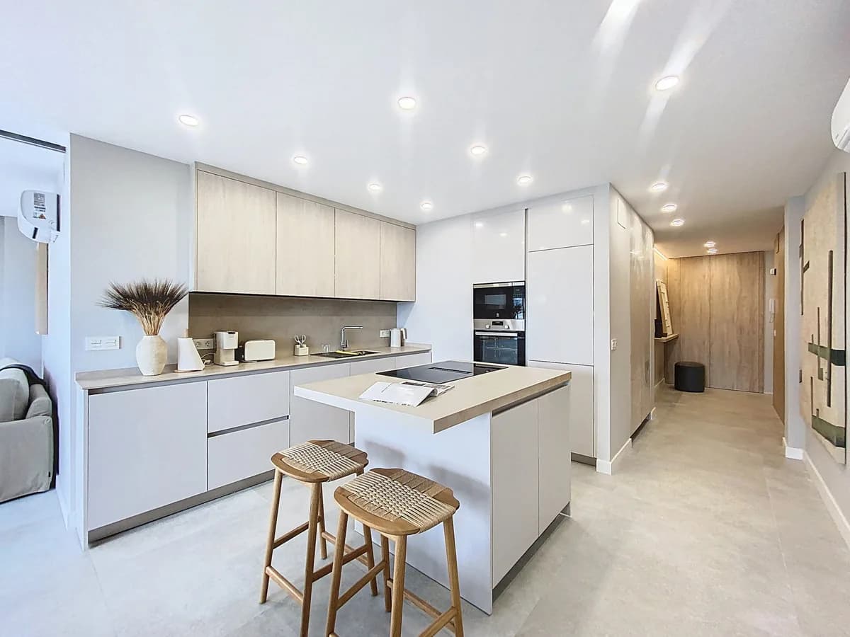 2 Bedroom Middle Floor Apartment for Sale in Estepona, Málaga - Image 6