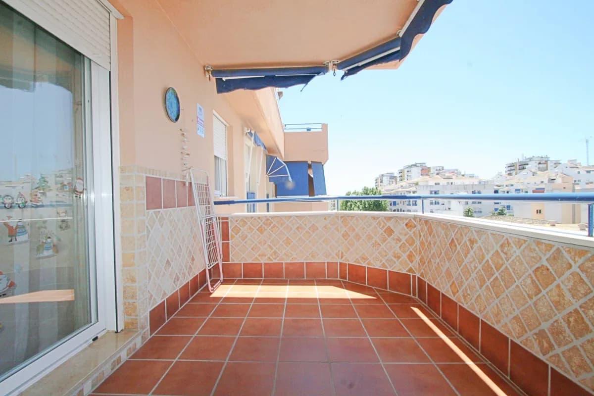 3 Bedroom Middle Floor Apartment for Sale in Las Lagunas, Málaga - Image 2