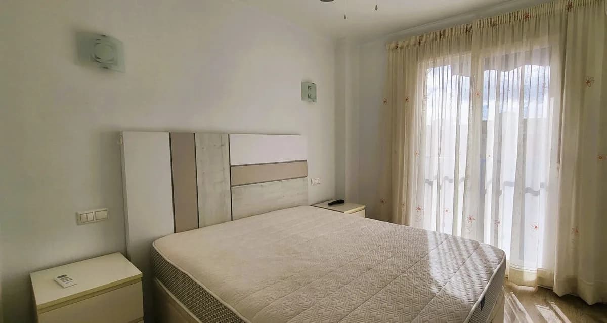 3 Bedroom Middle Floor Apartment for Sale in Las Lagunas, Málaga - Image 4