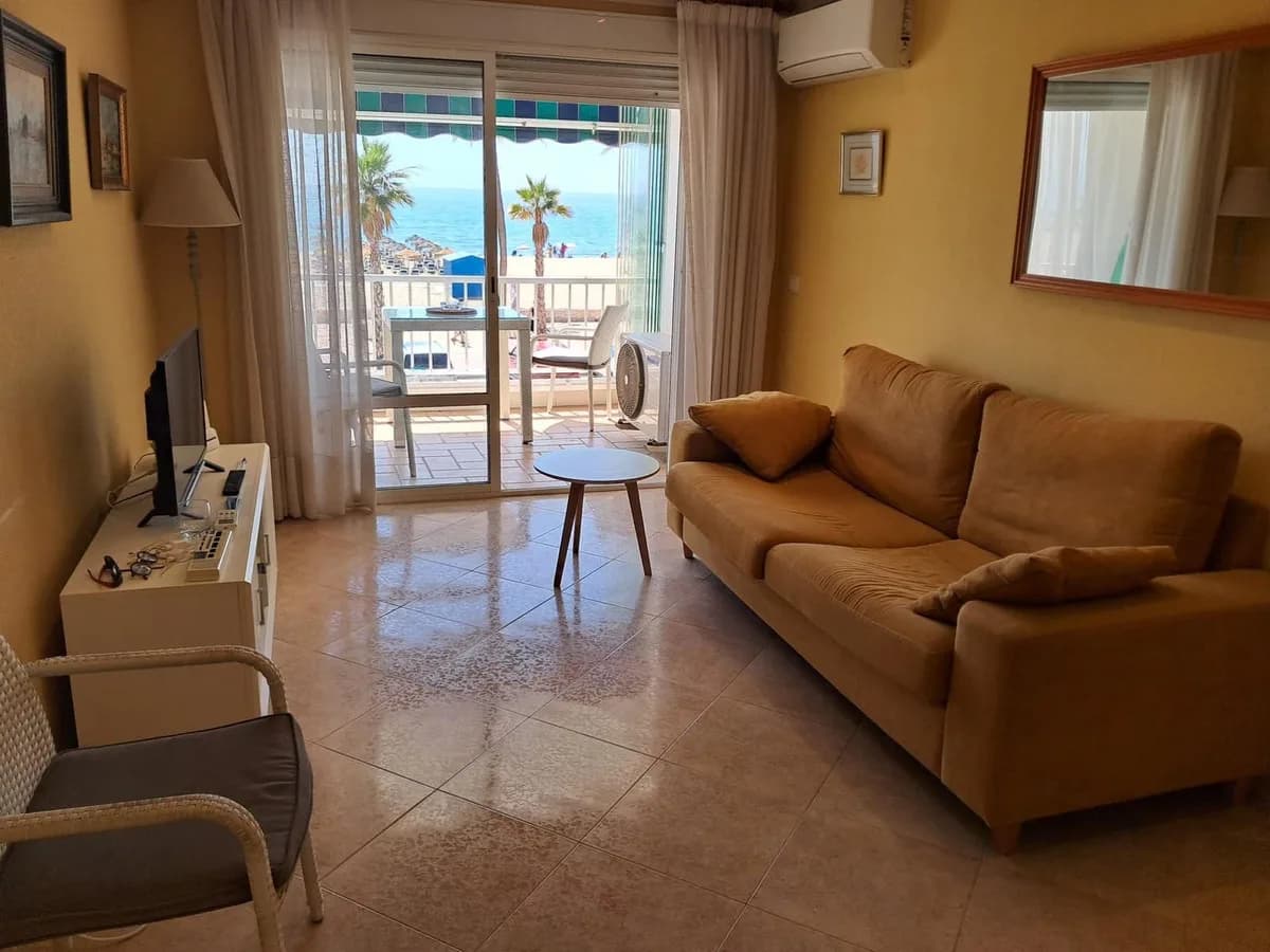 1 Bedroom Middle Floor Apartment for Sale in Fuengirola, Málaga - Image 2