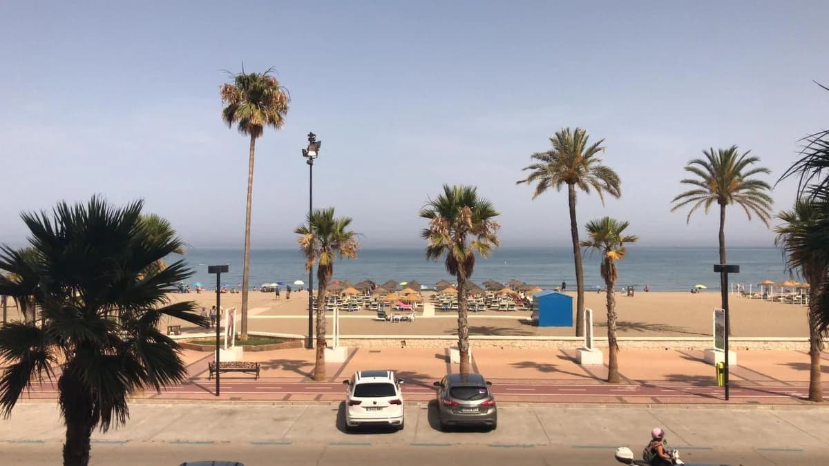 1 Bedroom Middle Floor Apartment for Sale in Fuengirola, Málaga - Image 9