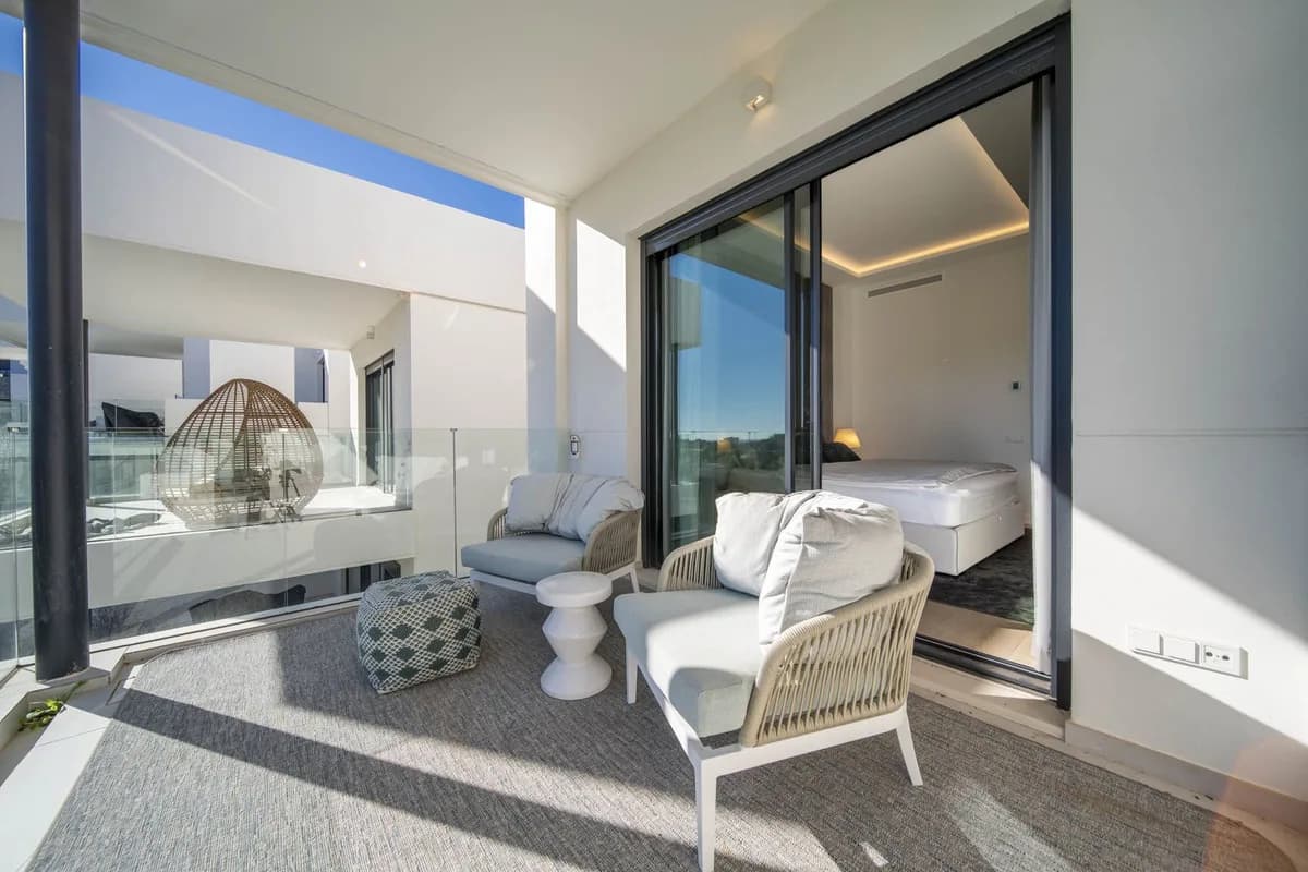 4 Bedroom Semi-Detached House for Sale in Marbella, Málaga - Image 9