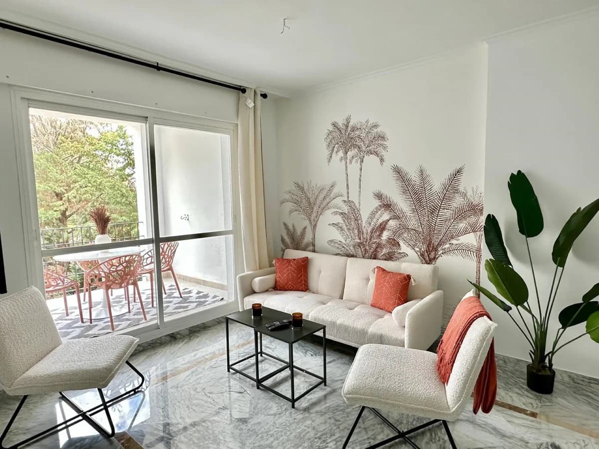2 Bedroom Middle Floor Apartment for Sale in San Pedro de Alcántara, Málaga - Image 2