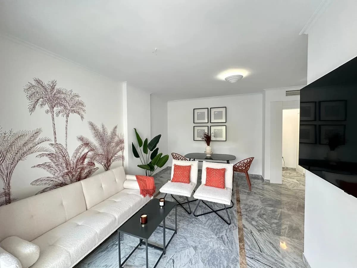 2 Bedroom Middle Floor Apartment for Sale in San Pedro de Alcántara, Málaga - Image 3