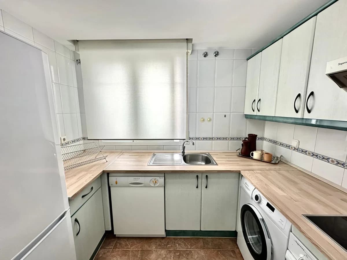 2 Bedroom Middle Floor Apartment for Sale in San Pedro de Alcántara, Málaga - Image 4