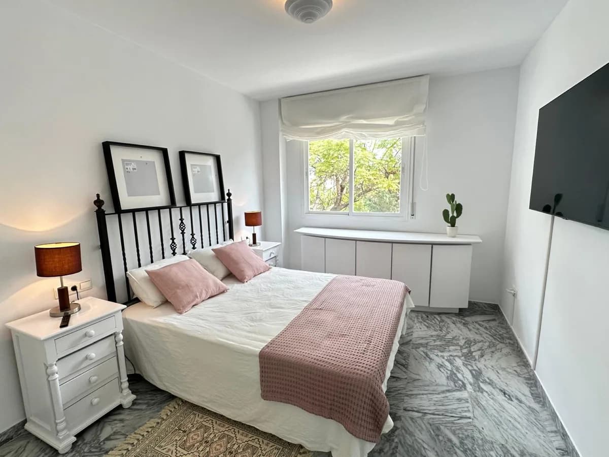 2 Bedroom Middle Floor Apartment for Sale in San Pedro de Alcántara, Málaga - Image 5