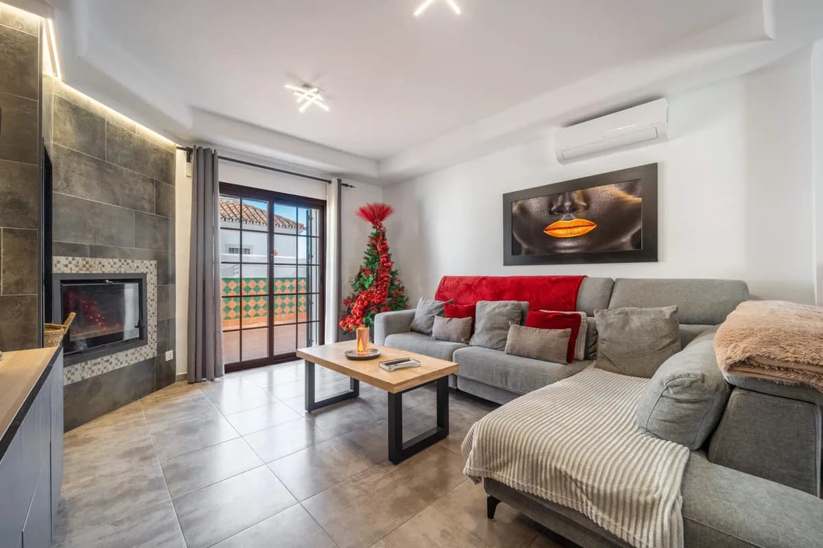 3 Bedroom Semi-Detached House for Sale in Estepona, Málaga