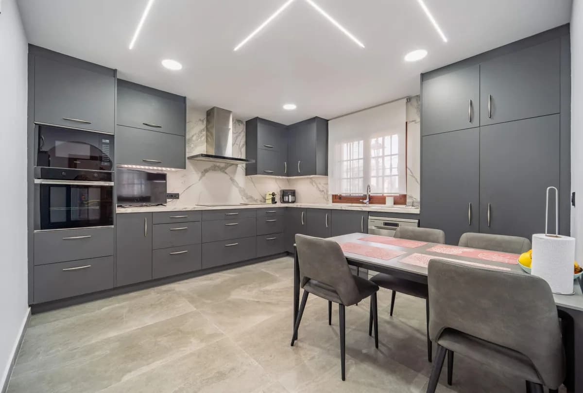 3 Bedroom Semi-Detached House for Sale in Estepona, Málaga - Image 4