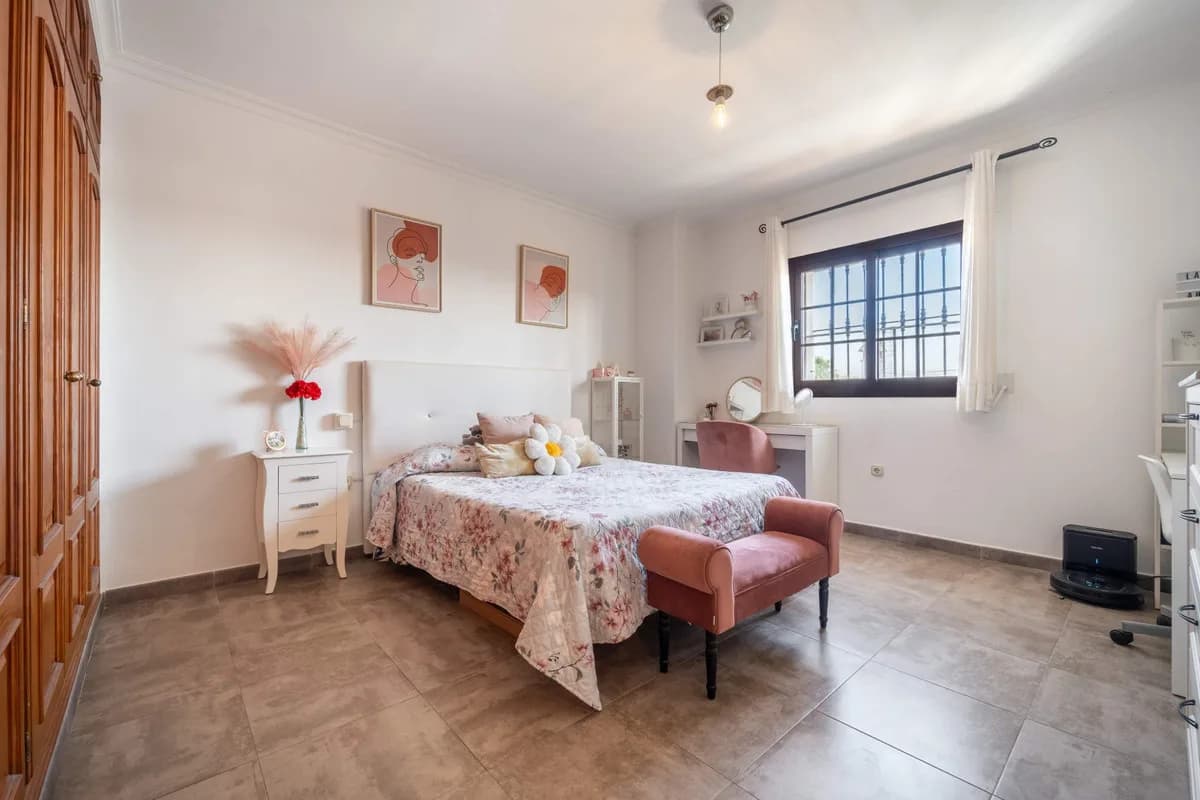 3 Bedroom Semi-Detached House for Sale in Estepona, Málaga - Image 9