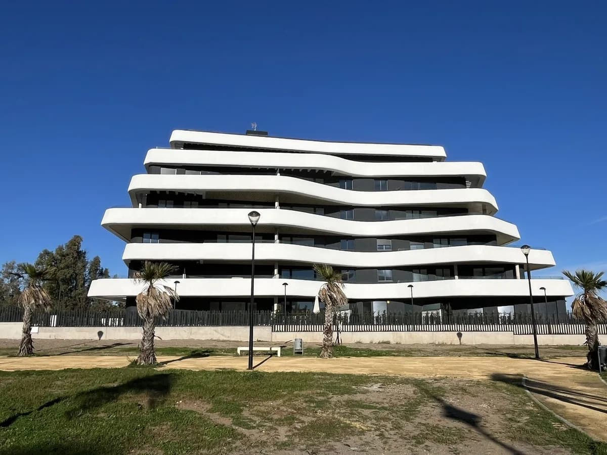 3 Bedroom Middle Floor Apartment for Sale in Torremolinos, Málaga - Image 5