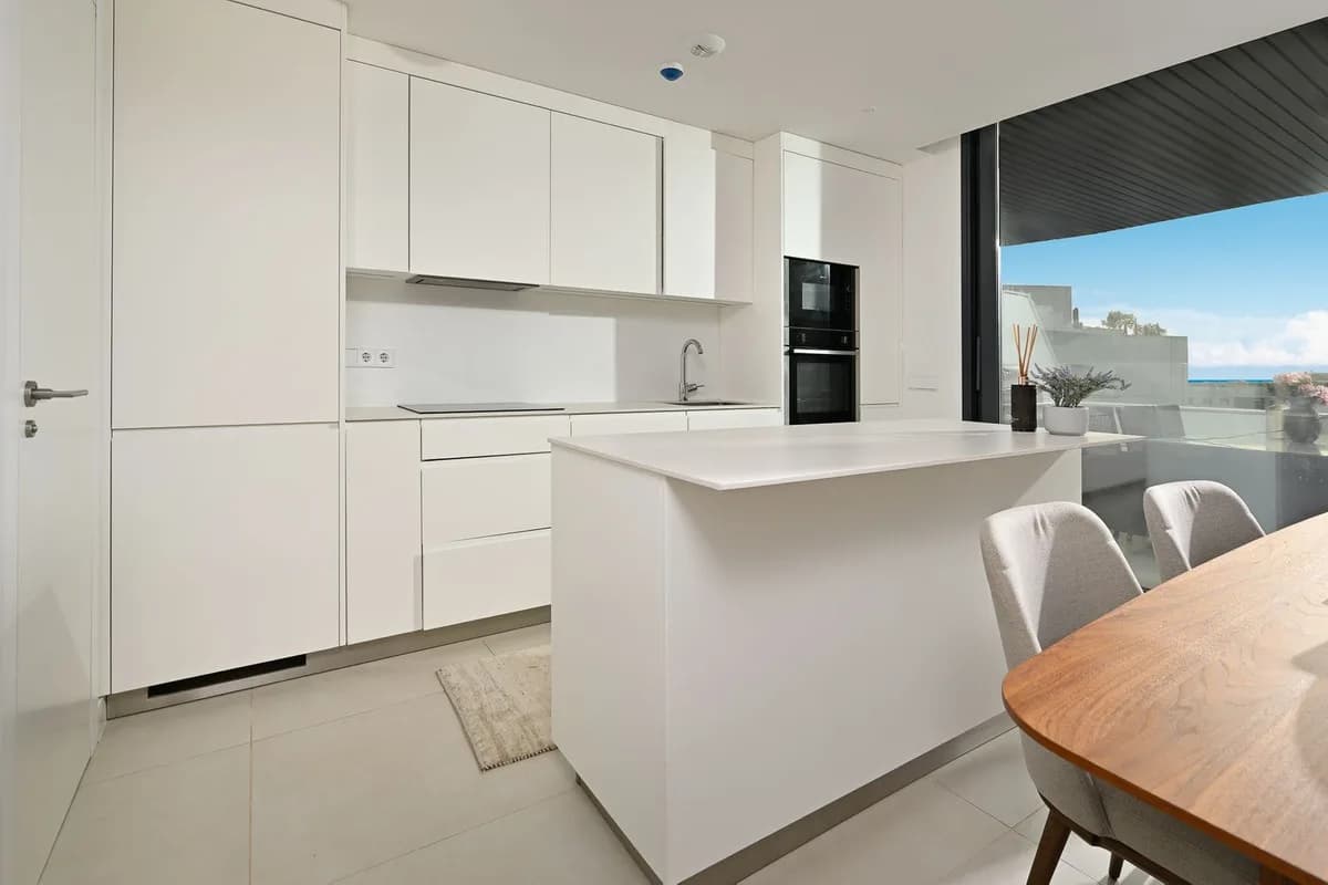 2 Bedroom Middle Floor Apartment for Sale in Fuengirola, Málaga - Image 3