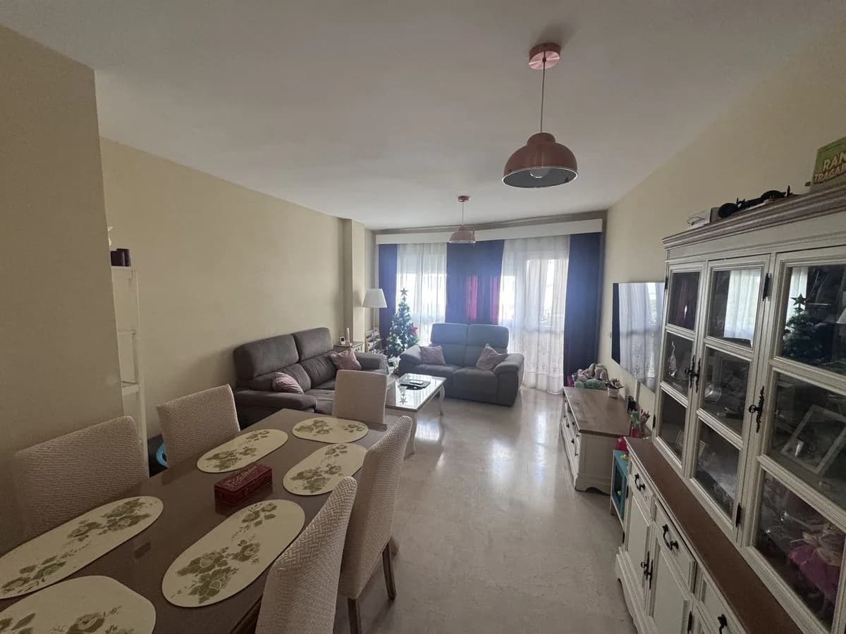 4 Bedroom Middle Floor Apartment for Sale in Estepona, Málaga - Image 2