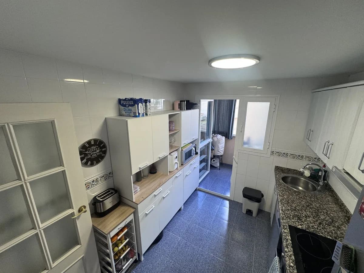 4 Bedroom Middle Floor Apartment for Sale in Estepona, Málaga - Image 3