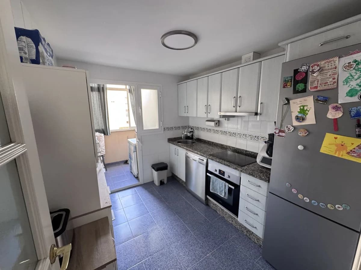 4 Bedroom Middle Floor Apartment for Sale in Estepona, Málaga - Image 4