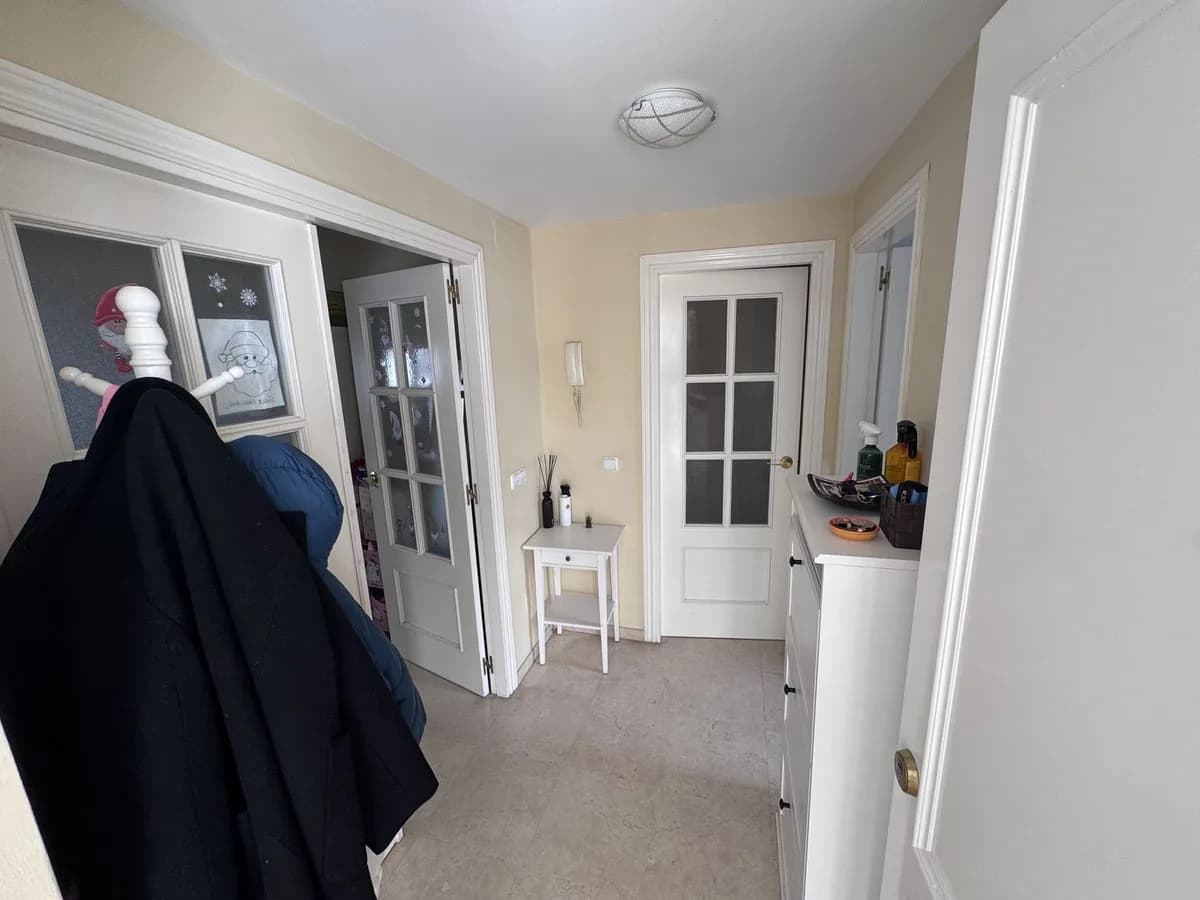 4 Bedroom Middle Floor Apartment for Sale in Estepona, Málaga - Image 7