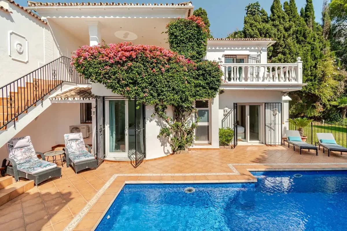 4 Bedroom Detached Villa for Sale in Nagüeles, Málaga