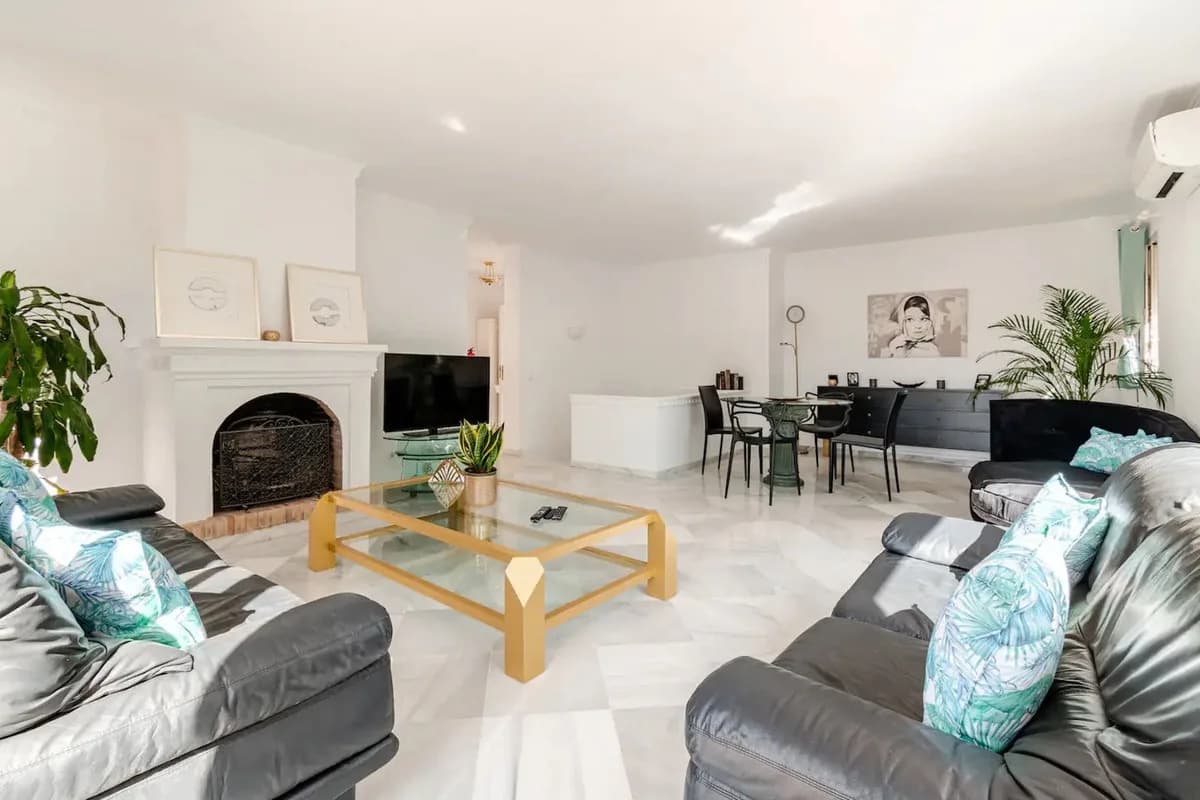 4 Bedroom Detached Villa for Sale in Nagüeles, Málaga - Image 5