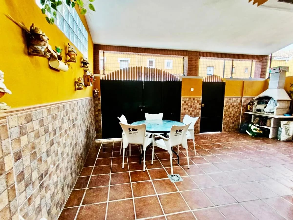 4 Bedroom Townhouse for Sale in Alhaurín de la Torre, Málaga - Image 2