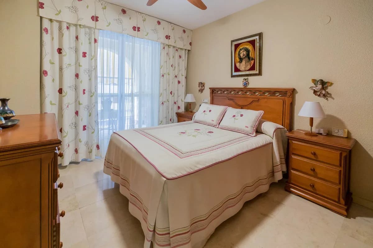 3 Bedroom Middle Floor Apartment for Sale in Fuengirola, Málaga - Image 3