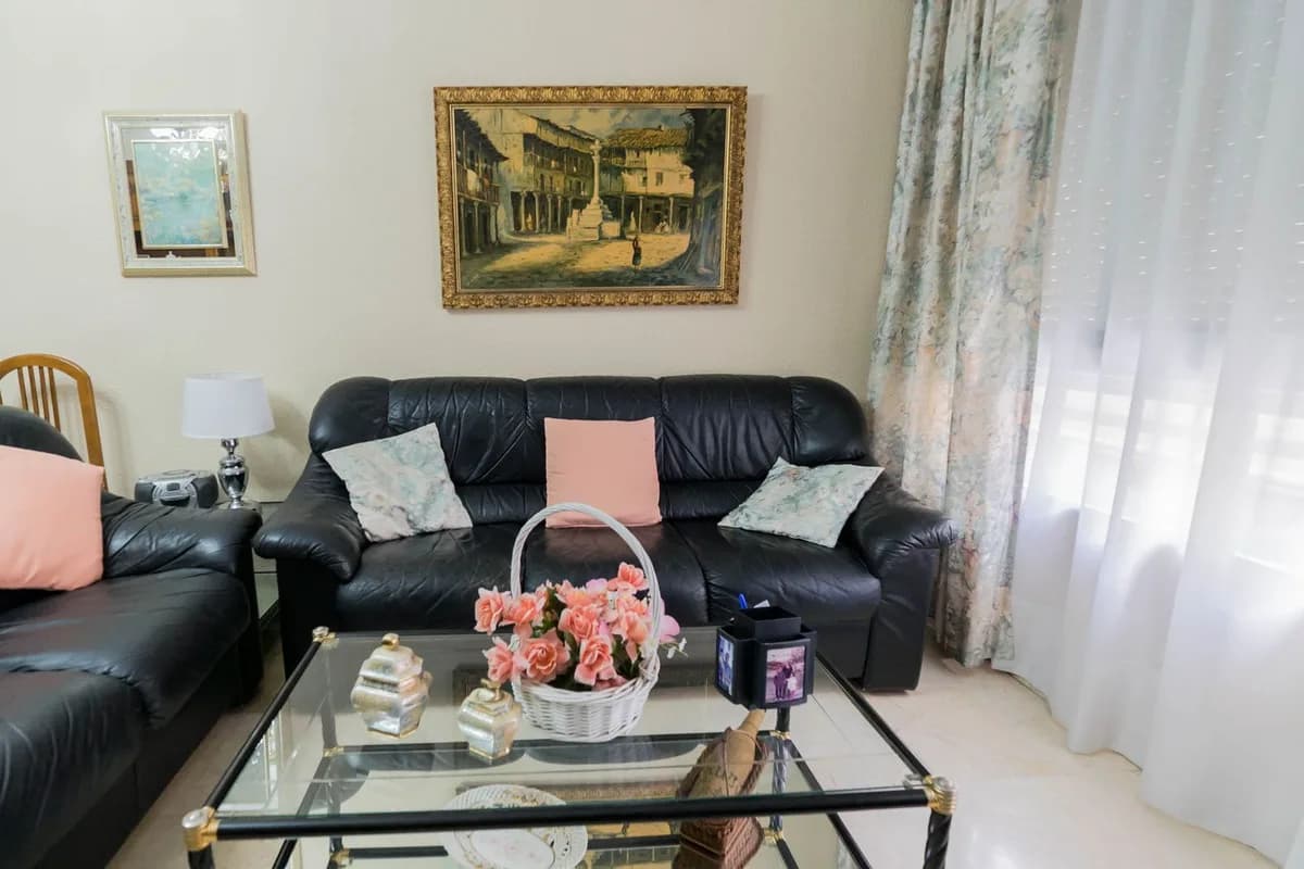 3 Bedroom Middle Floor Apartment for Sale in Fuengirola, Málaga - Image 4