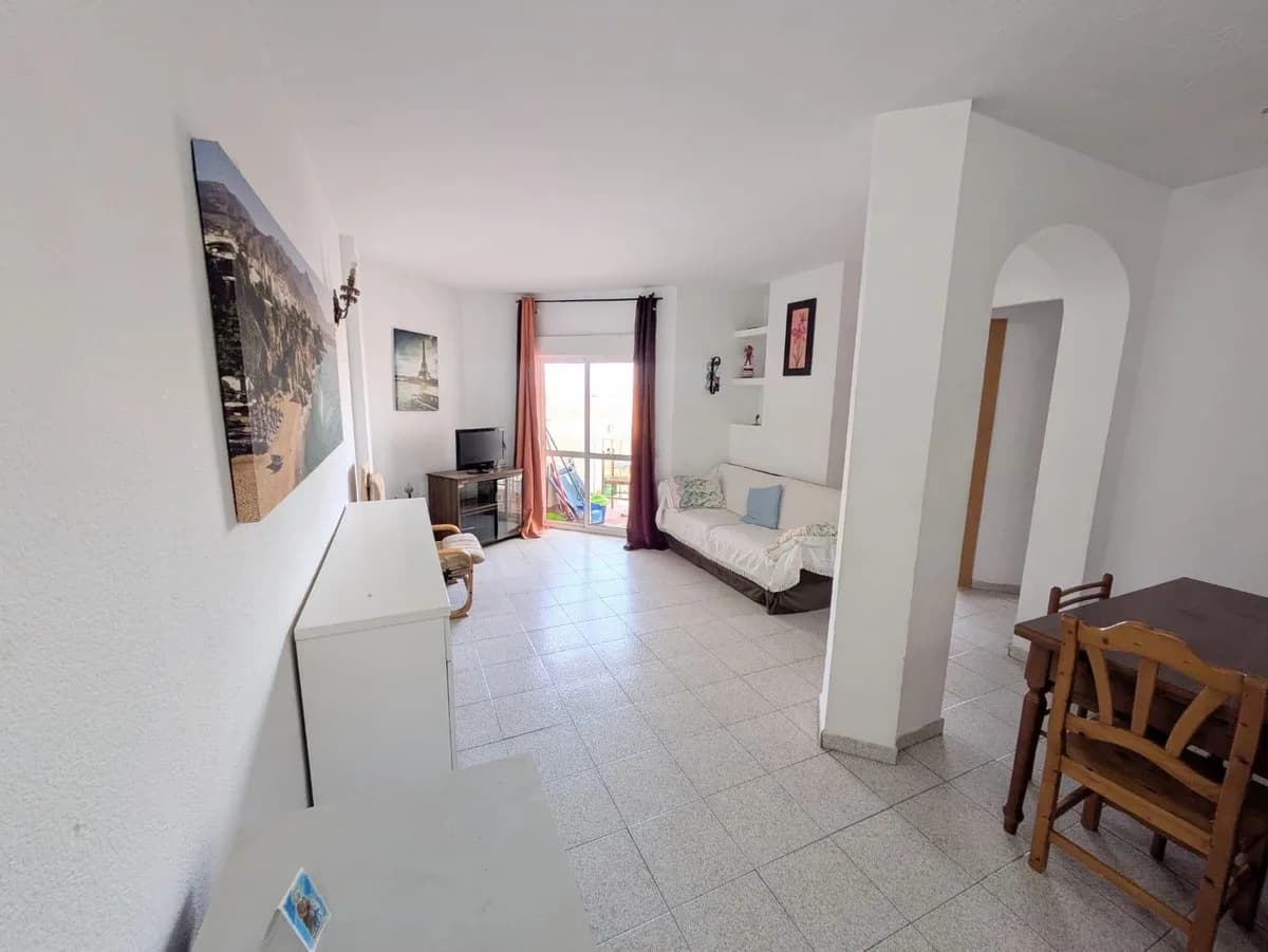 2 Bedroom Middle Floor Apartment for Sale in La Carihuela, Málaga - Image 6