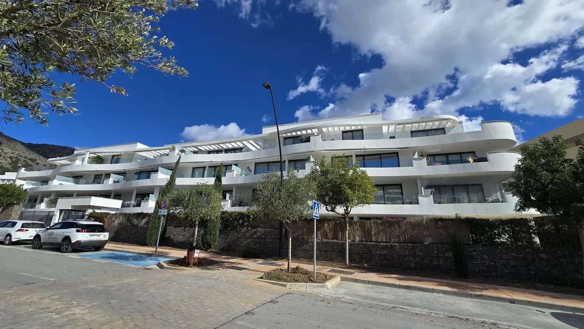 2 Bedroom Middle Floor Apartment for Sale in Fuengirola, Málaga - Image 2