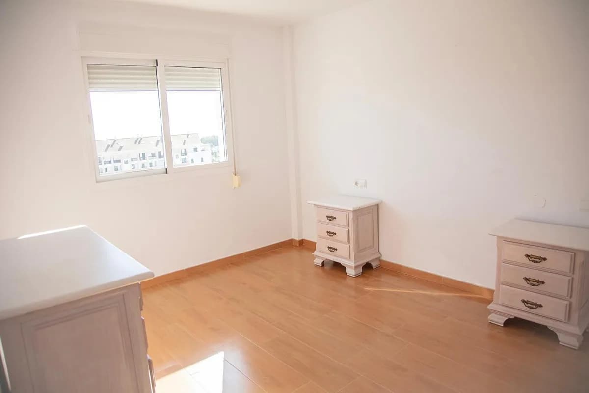 4 Bedroom Middle Floor Apartment for Sale in San Pedro de Alcántara, Málaga - Image 8