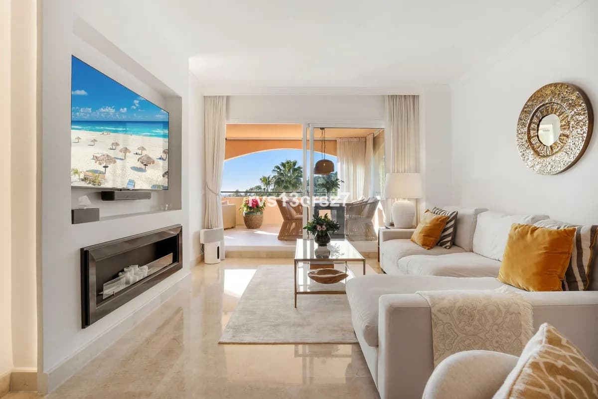 3 Bedroom Middle Floor Apartment for Sale in Elviria, Málaga - Image 5