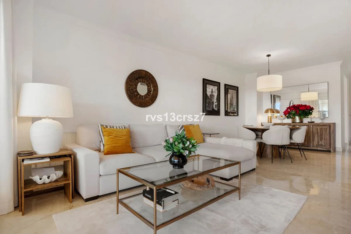 3 Bedroom Middle Floor Apartment for Sale in Elviria, Málaga - Image 6