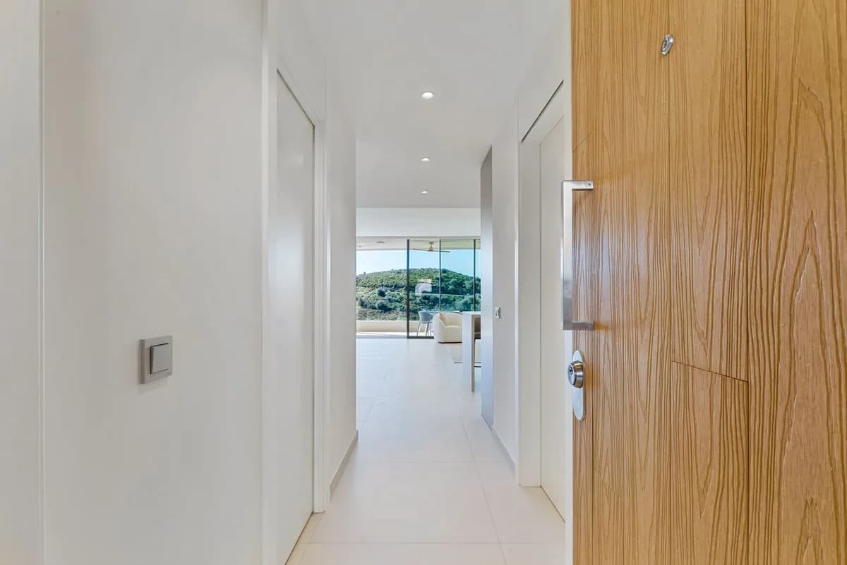 3 Bedroom Middle Floor Apartment for Sale in Fuengirola, Málaga - Image 5