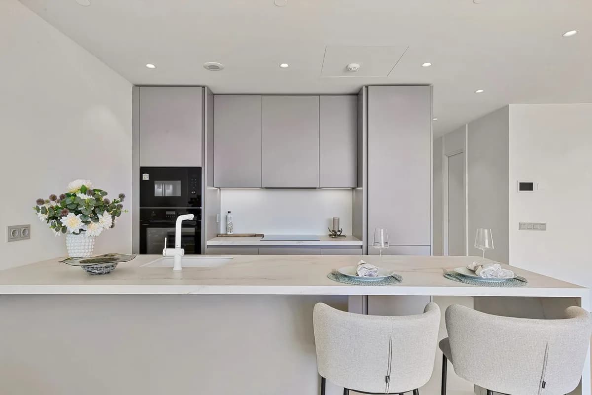 3 Bedroom Middle Floor Apartment for Sale in Fuengirola, Málaga - Image 7