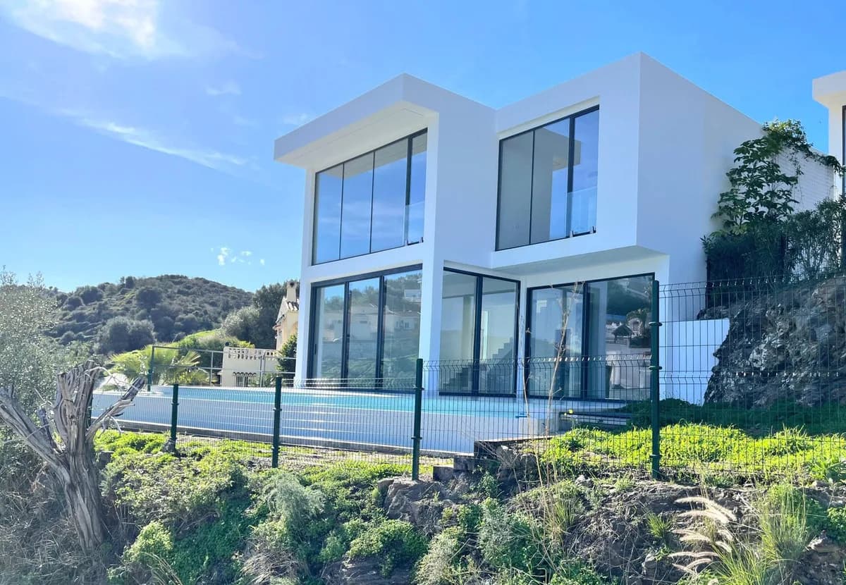 3 Bedroom Detached Villa for Sale in Cerros del Aguila, Málaga - Image 2