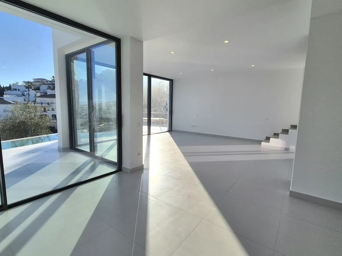 3 Bedroom Detached Villa for Sale in Cerros del Aguila, Málaga - Image 8