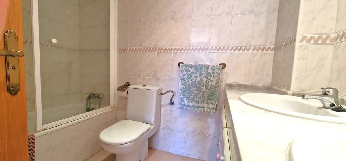 3 Bedroom Middle Floor Apartment for Sale in El Rosario, Málaga - Image 9