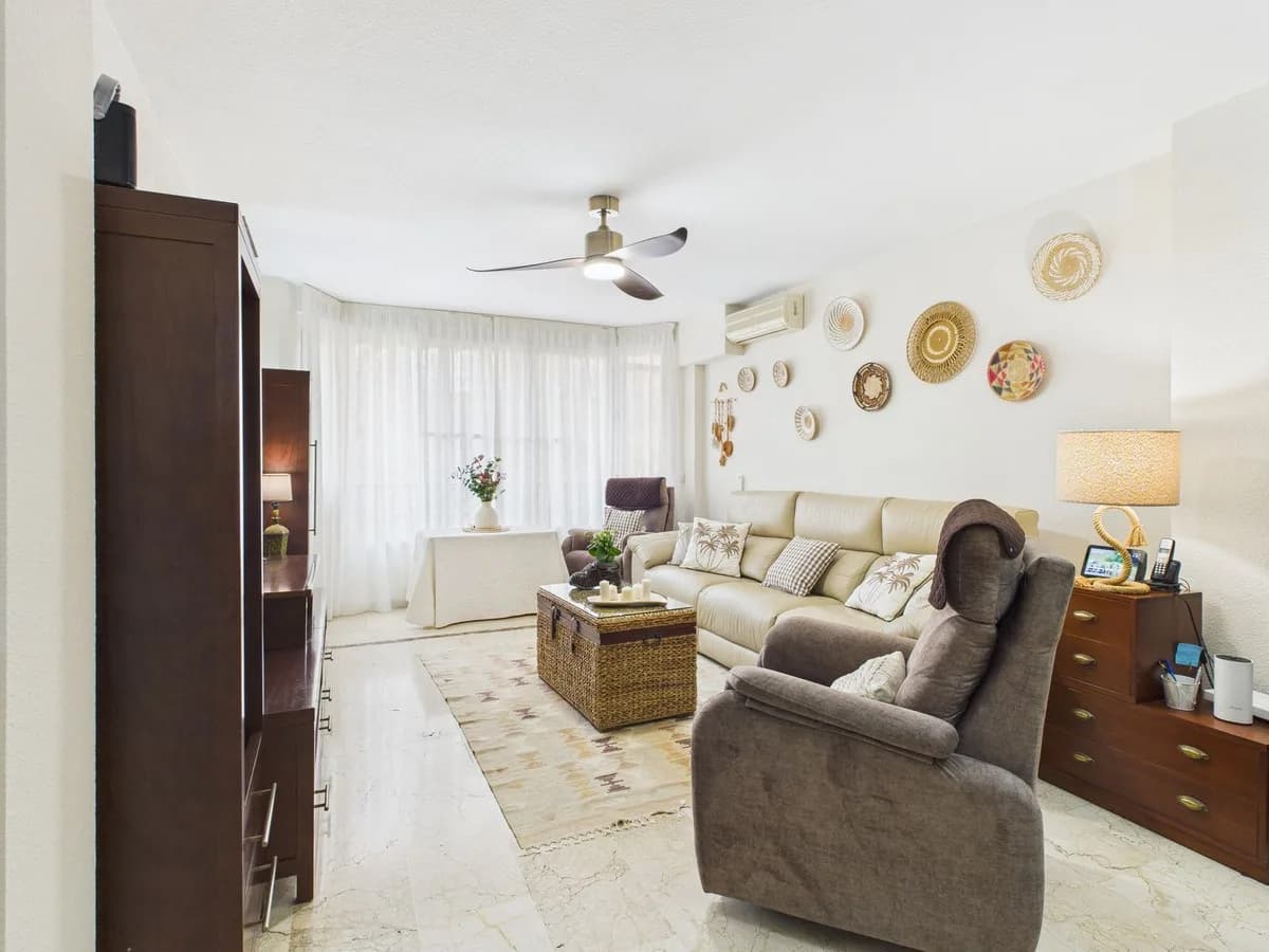 2 Bedroom Middle Floor Apartment for Sale in Estepona, Málaga - Image 2