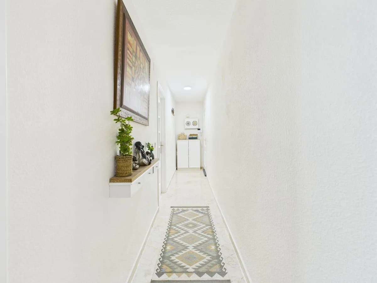 2 Bedroom Middle Floor Apartment for Sale in Estepona, Málaga - Image 4