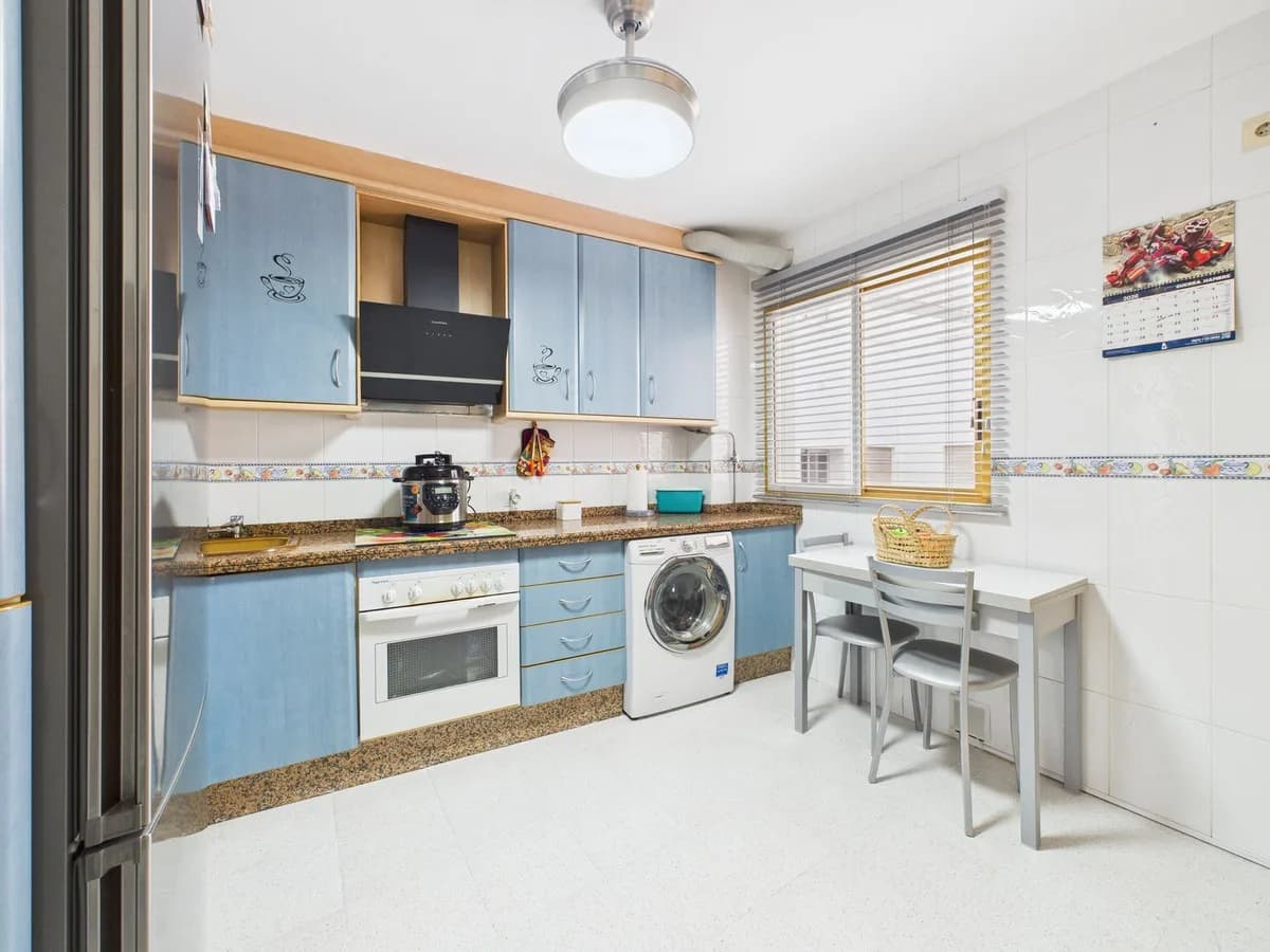 2 Bedroom Middle Floor Apartment for Sale in Estepona, Málaga - Image 5