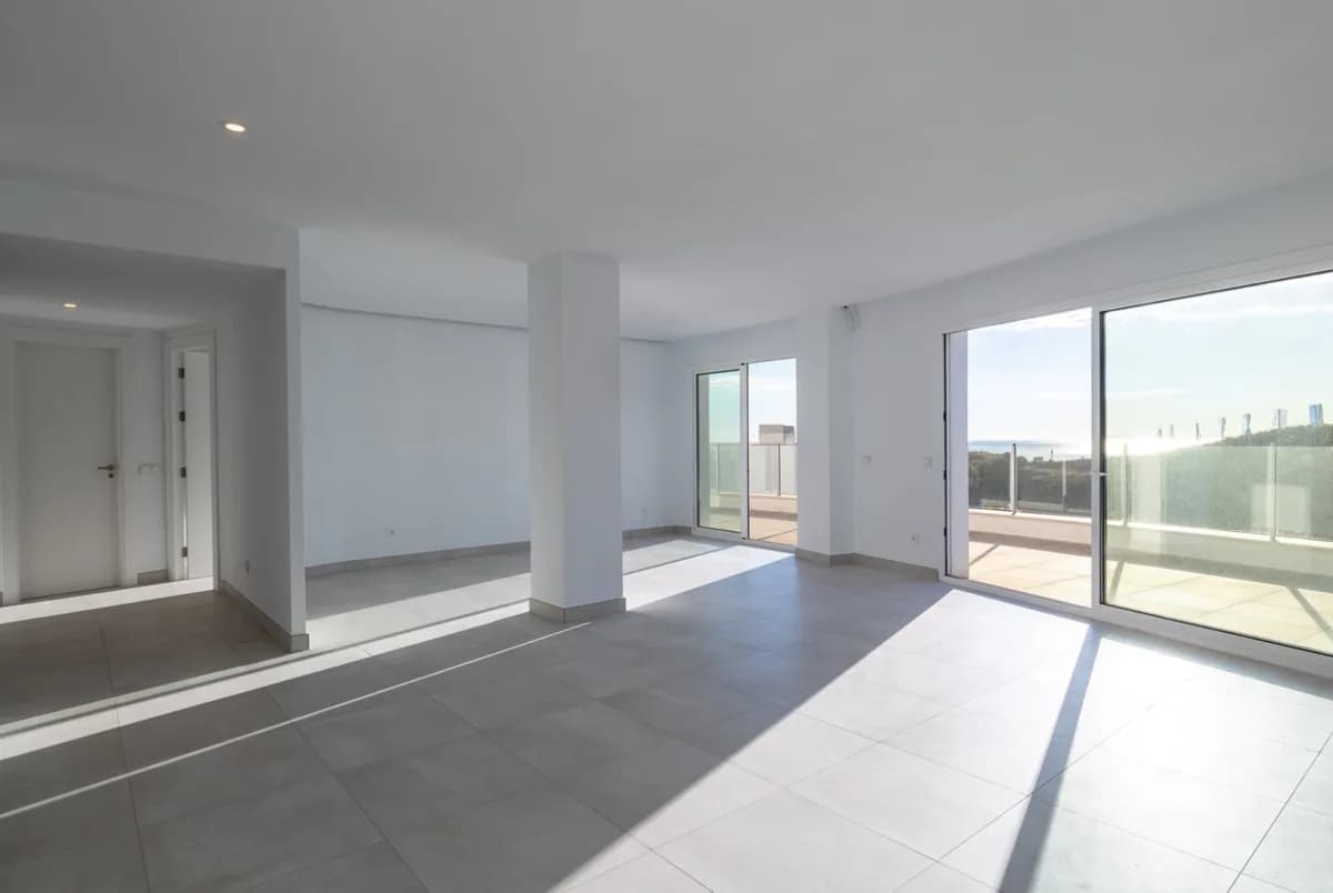 4 Bedroom Penthouse for Sale in Altos de los Monteros, Málaga - Image 2