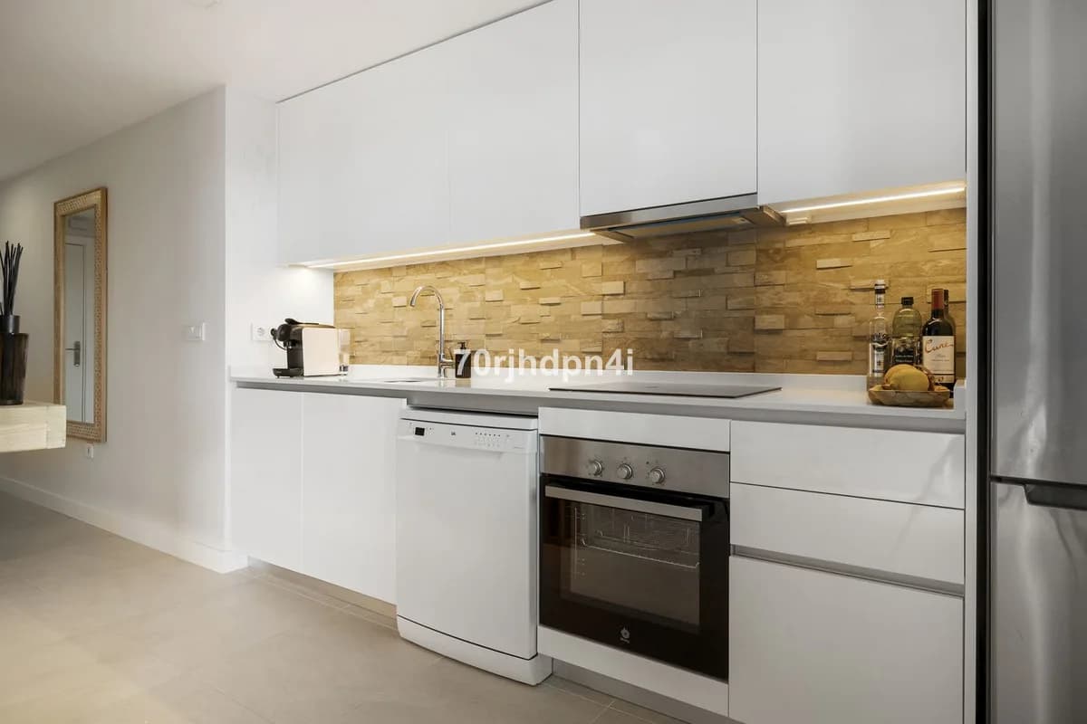 2 Bedroom Middle Floor Apartment for Sale in Estepona, Málaga - Image 8