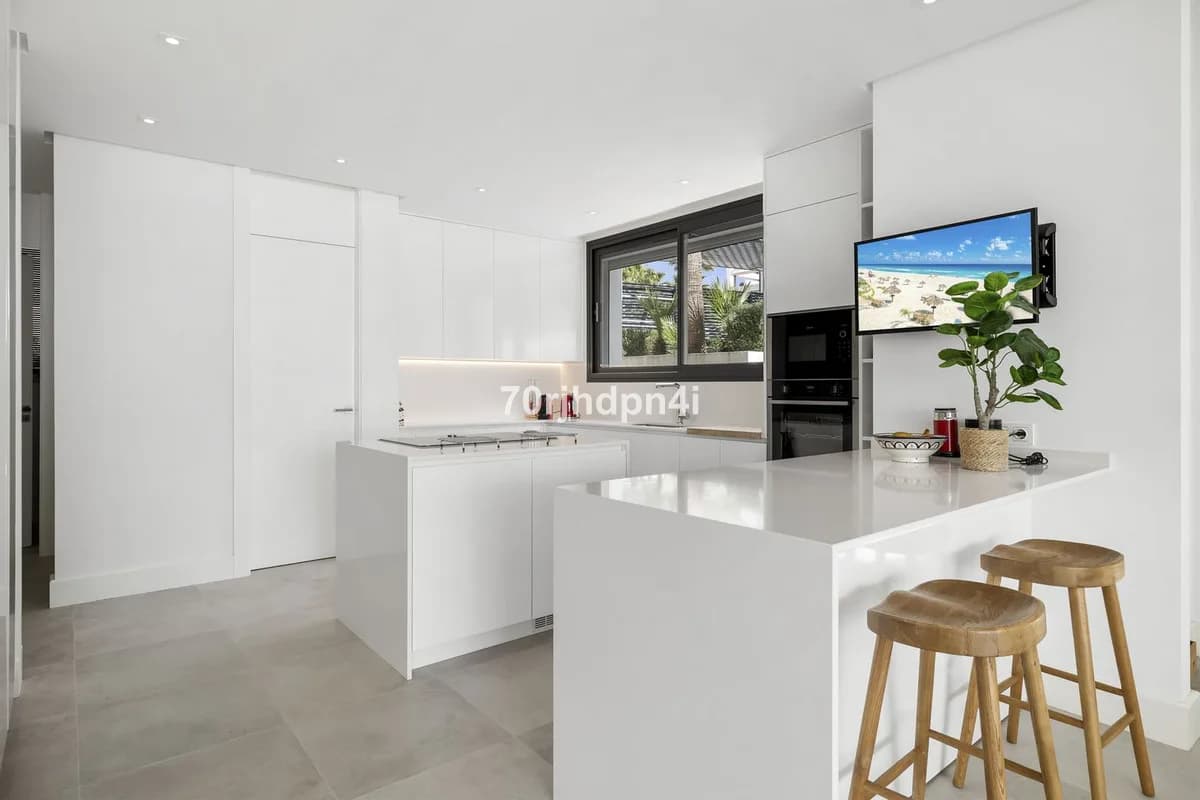 5 Bedroom Detached Villa for Sale in Cabopino, Málaga - Image 2