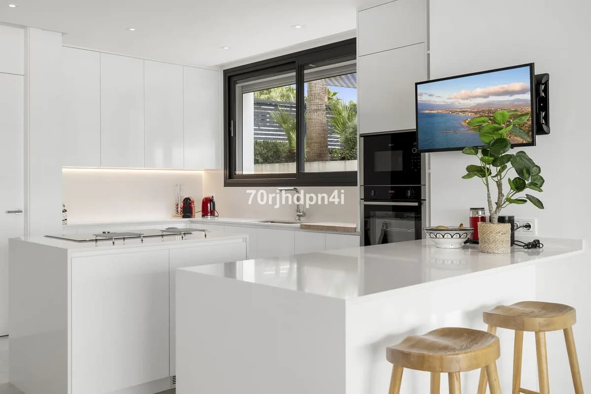 5 Bedroom Detached Villa for Sale in Cabopino, Málaga - Image 7