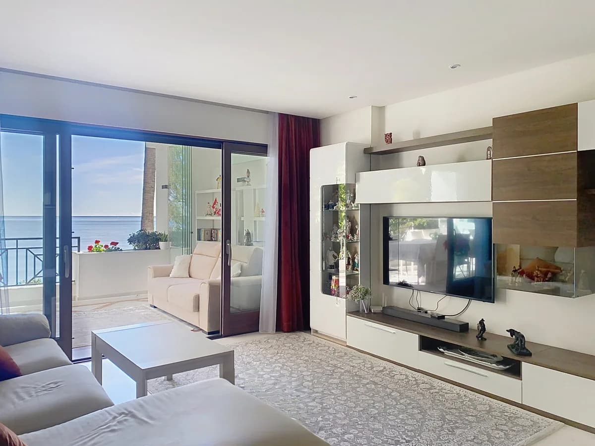 2 Bedroom Middle Floor Apartment for Sale in Estepona, Málaga - Image 2